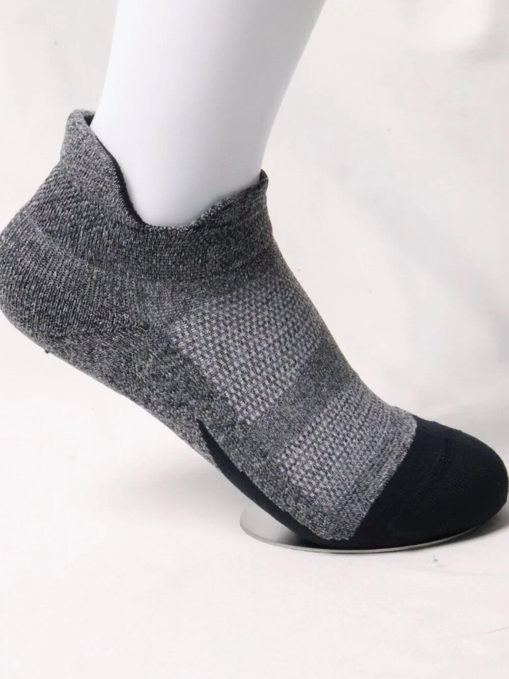 Feetures Ankle Socks Cushioned Athletic | Size M